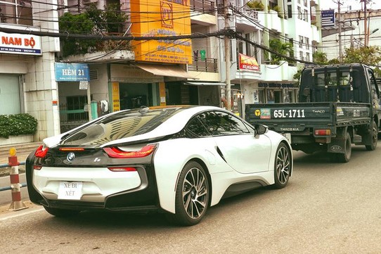 Những chiếc  siêu xe tiền tỷ BMW i8 đầu tiên cập bến Việt Nam vào đầu tháng 6/2016 và là cơn sốt tại thời điểm đó, vừa qua những chiếc siêu xe thể thao này lại tiếp tục được các đại gia miền Tây nhập về. Đến thời điểm hiện tại, đã có gần 60 chiếc lăn bánh tại Việt Nam.